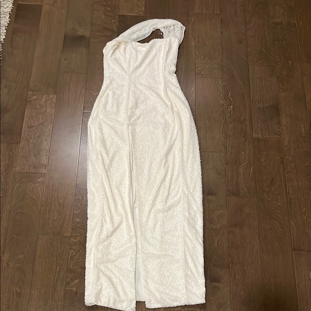 Elegant White One-Shoulder Gown 🔥